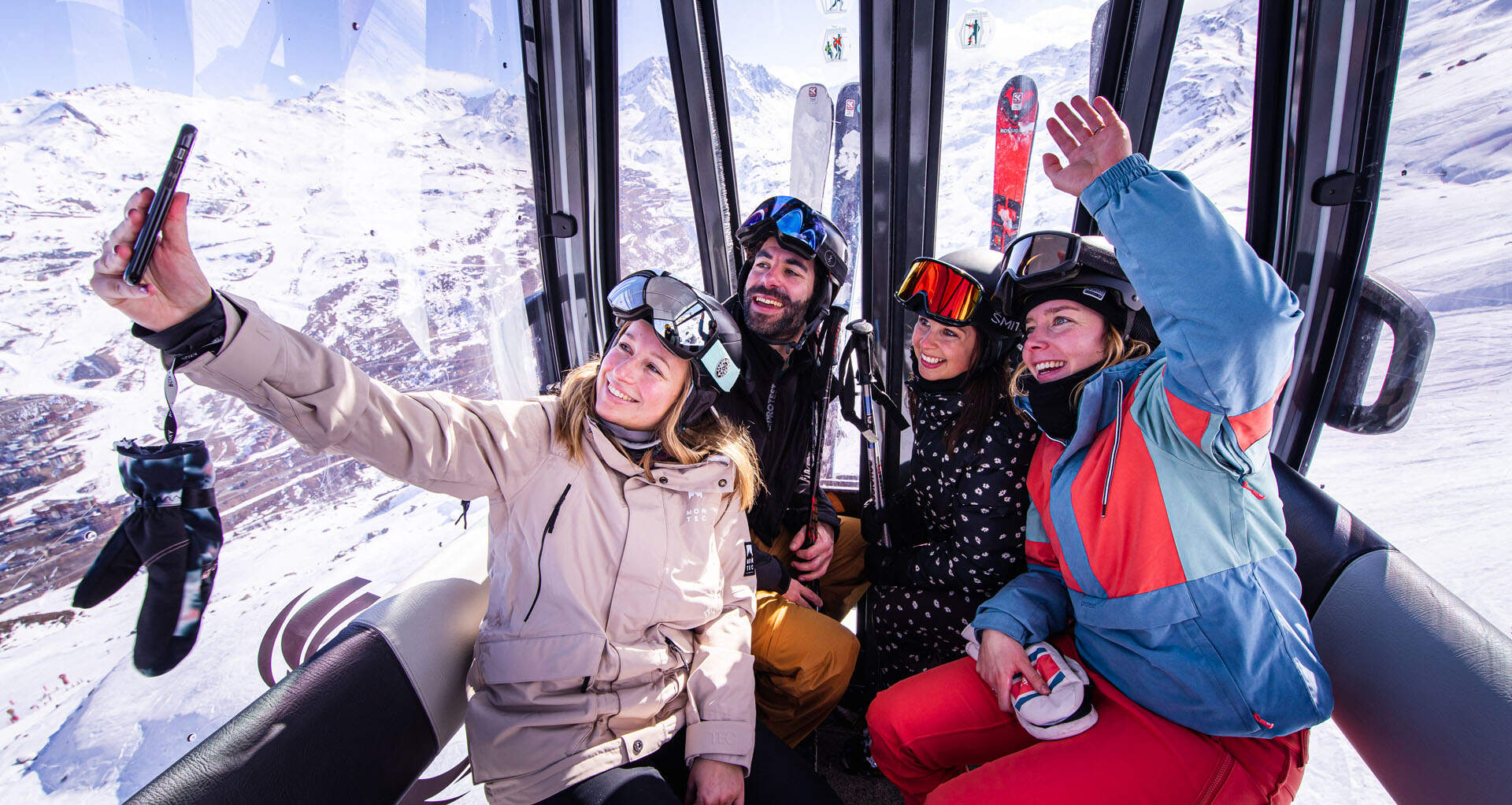 En grupp som åker kabinlift och tar en selfie