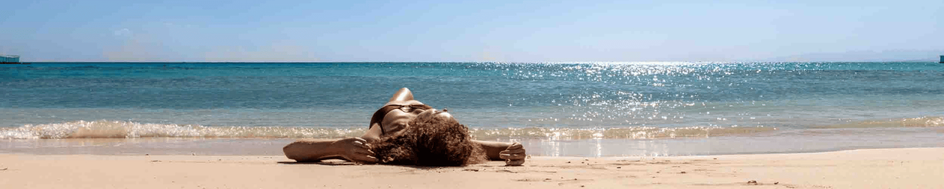 Kvinna på en solig strand