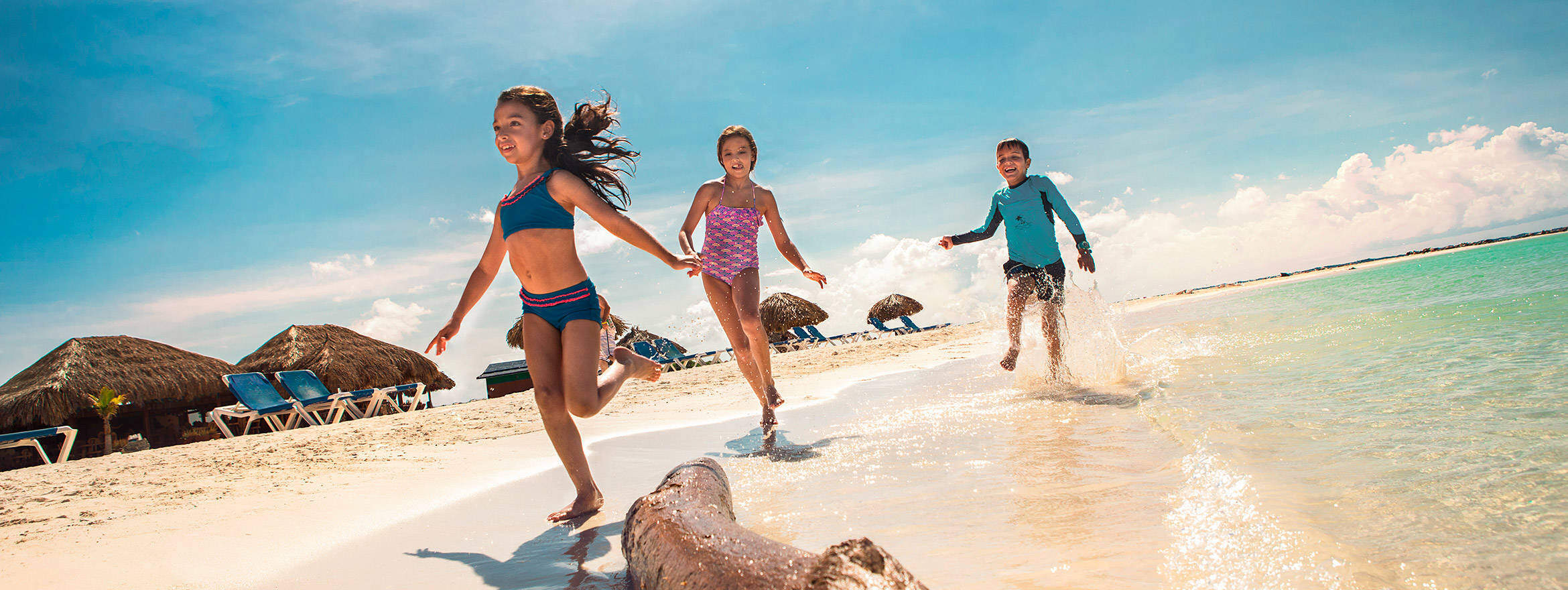 barn springer på strand