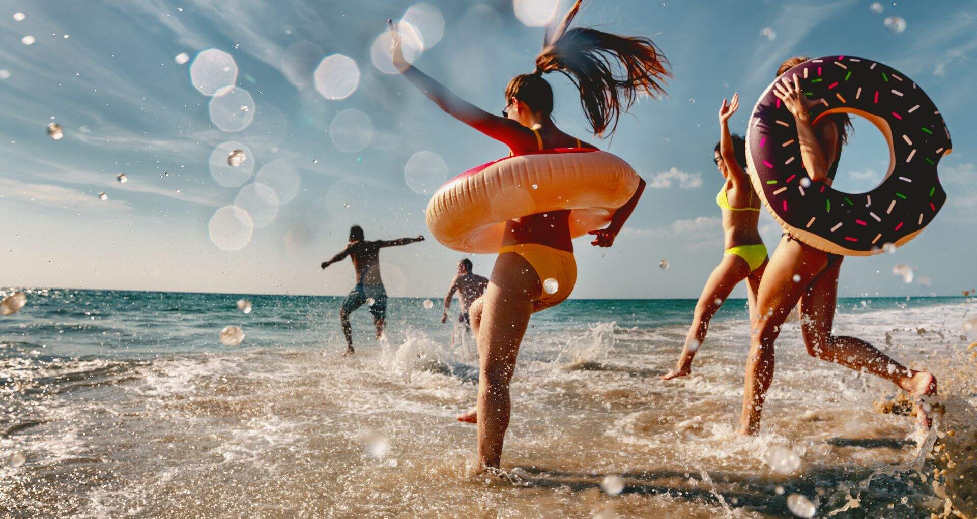 Grupp vänner på stranden